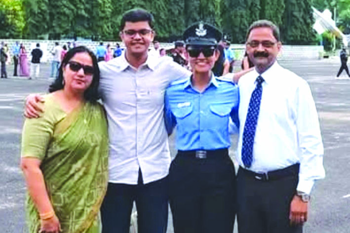 वंशिका भारद्वाज परिवार के साथ वंशिका भारद्वाज परिवार के साथ