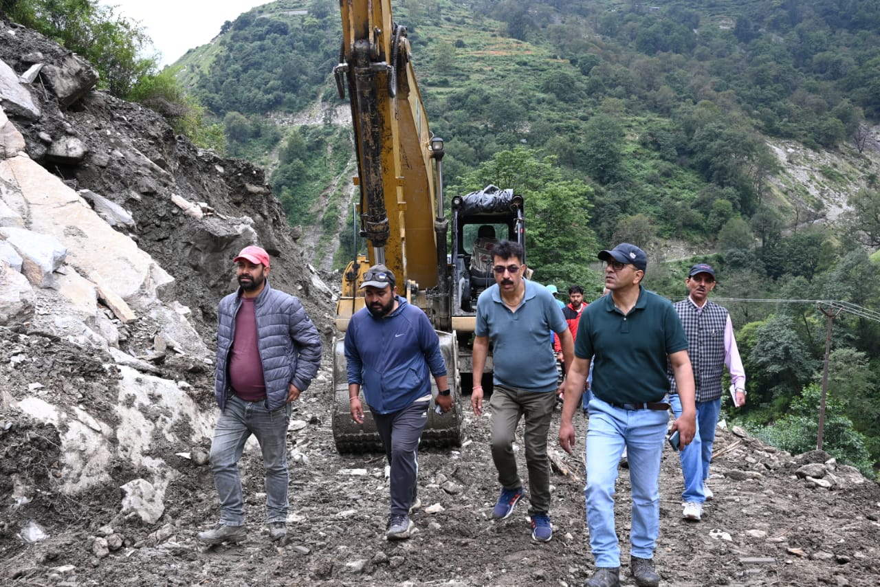 जिलाधिकारी उत्तरकाशी प्रशांत आर्य ने यमुनोत्री हाईवे के स्थलीय निरीक्षण करने कृष्णाचट्टी तक टैक्टर में बैठ कर पहुंचे।। जिलाधिकारी उत्तरकाशी प्रशांत आर्य ने यमुनोत्री हाईवे के स्थलीय निरीक्षण करने कृष्णाचट्टी तक टैक्टर में बैठ कर पहुंचे।।