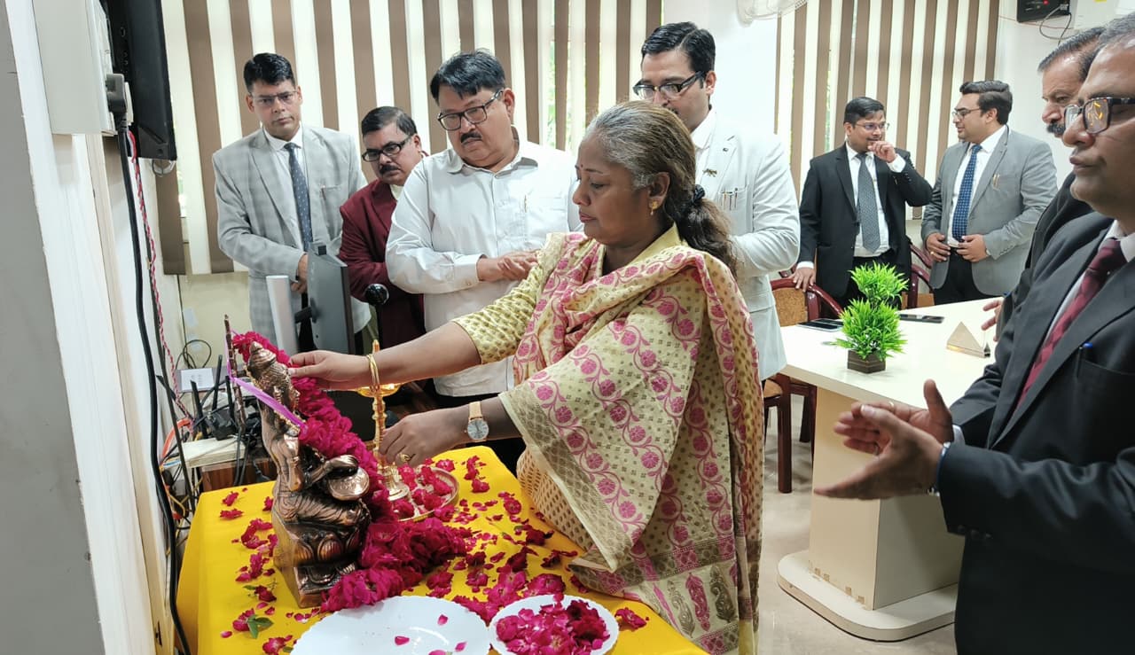 राष्ट्रीय लोक अदालत का शुभारंभ करती अतिथि राष्ट्रीय लोक अदालत का शुभारंभ करती अतिथि