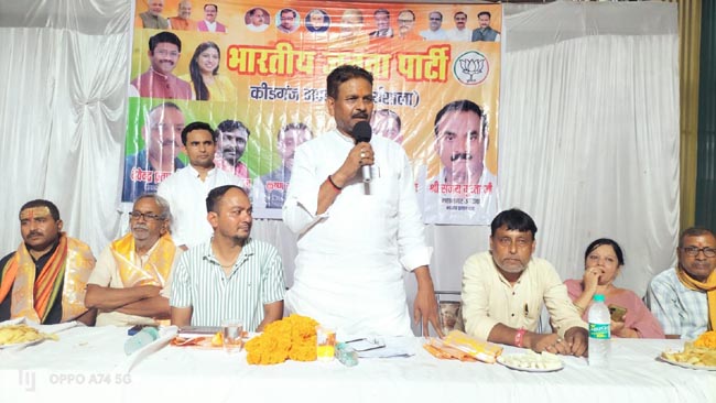 सम्बोधित करते महापौर