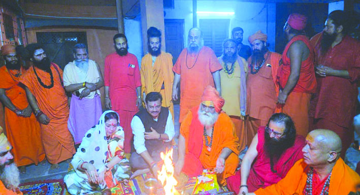 पूजा-अर्चना के दौरान मुख्य सचिव सत्पनीक