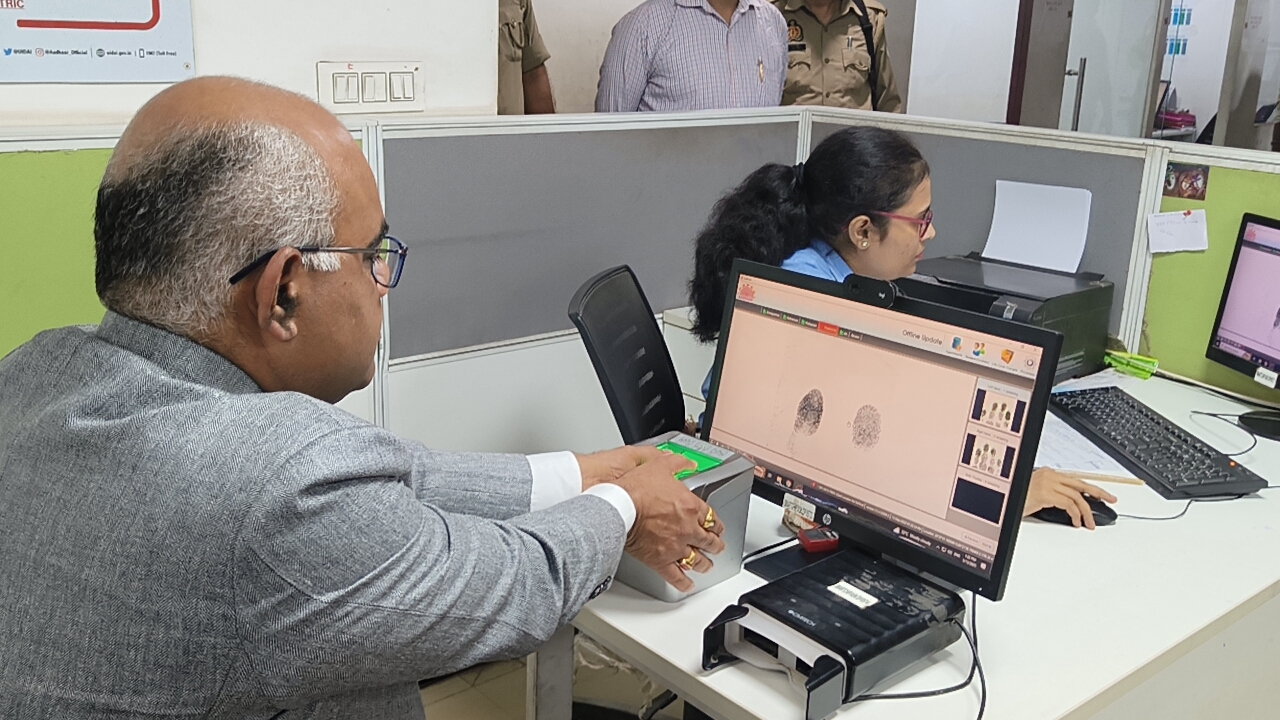 आधार केंद्र और बायोमेट्रिक करते जिलाधिकारी जितेंद प्रताप सिंह का छयाचित्र