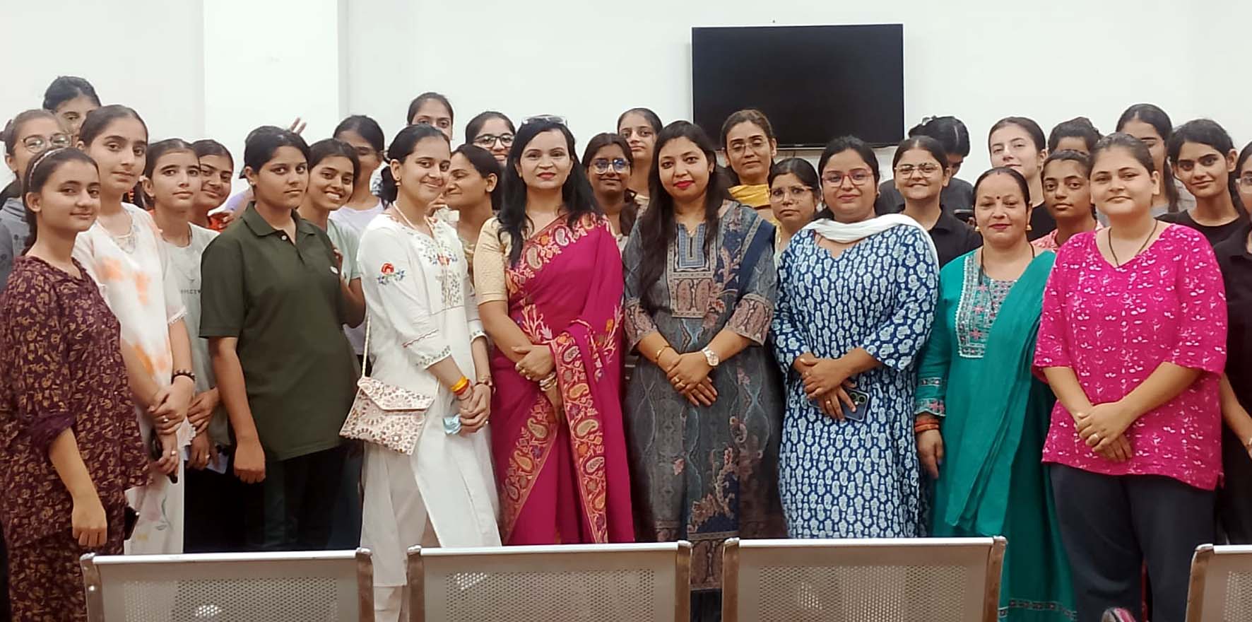 कार्यक्रम में उपस्थित अतिथिगण एवं प्रतिभागी छात्राएं। कार्यक्रम में उपस्थित अतिथिगण एवं प्रतिभागी छात्राएं।