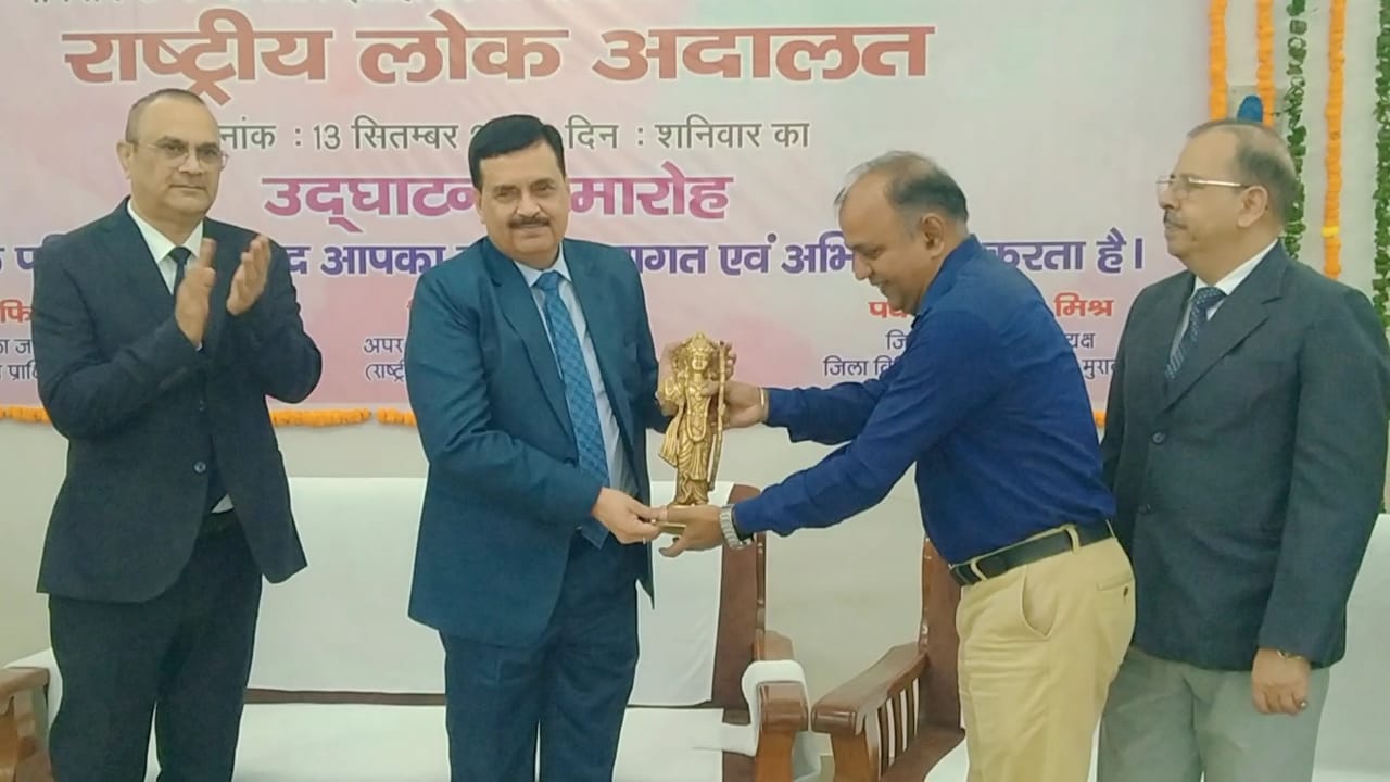 मुरादाबाद में राष्ट्रीय लोक अदालत के अवसर पर प्रशासनिक न्यायमूर्ति का स्वागत अभिनंदन करते जिला जज।