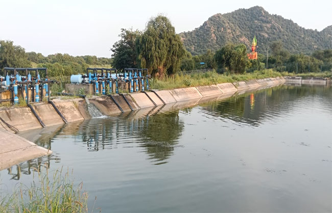 तालाब के पास लगाए गए सोलर पैनल व पंप सेट।