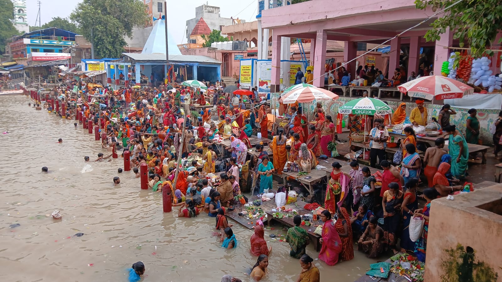 गंगा स्नान करती महिलाएं