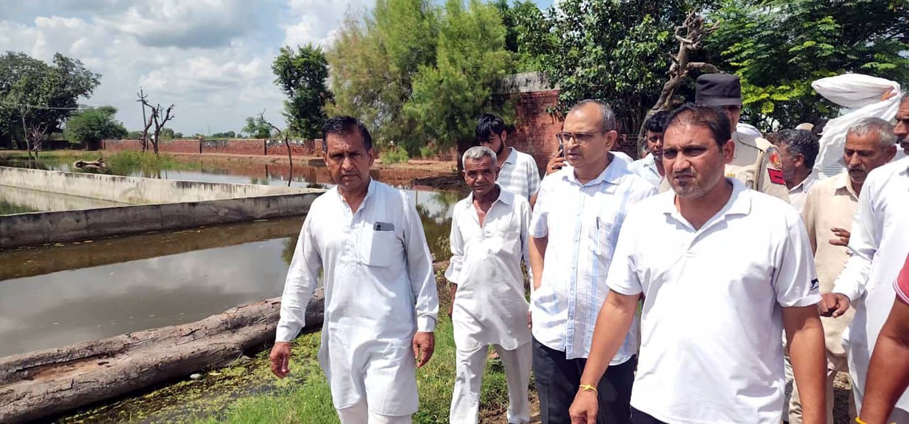 जलभराव के विभिन्न क्षेत्रों का दौरा करते मंडलायुक्त अशोक कुमार गर्ग।