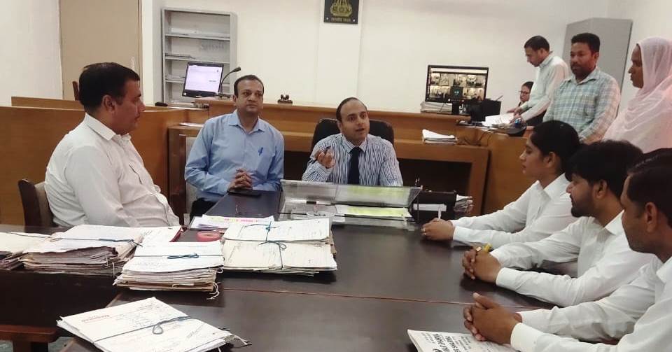 लोक अदालत में केसों का सुनवाई करते जस्टिस ।