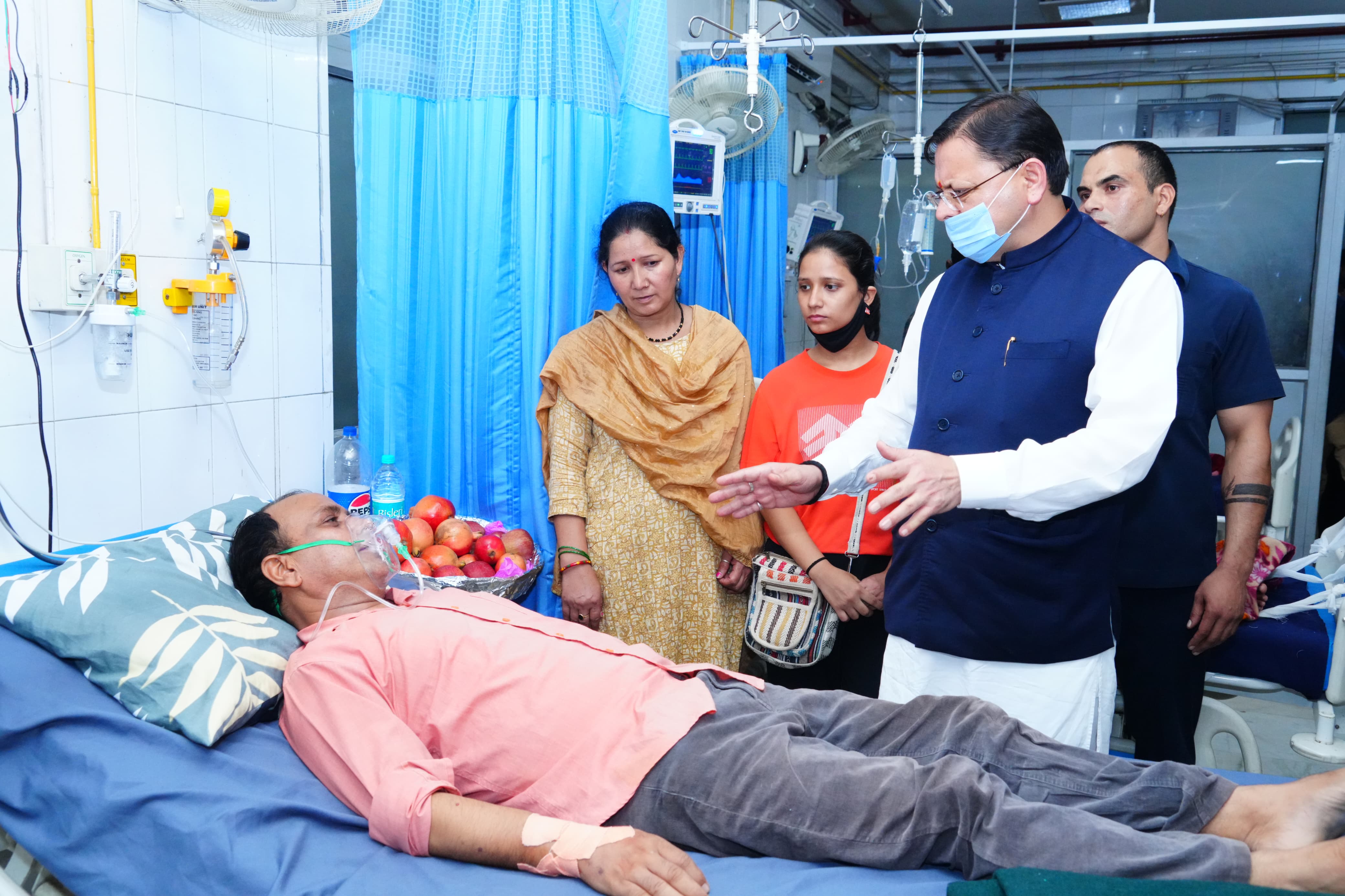 मुख्यमंत्री पुष्कर सिंह धामी राजकीय दून मेडिकल कॉलेज चिकित्सालय का औचक निरीक्षण करते।