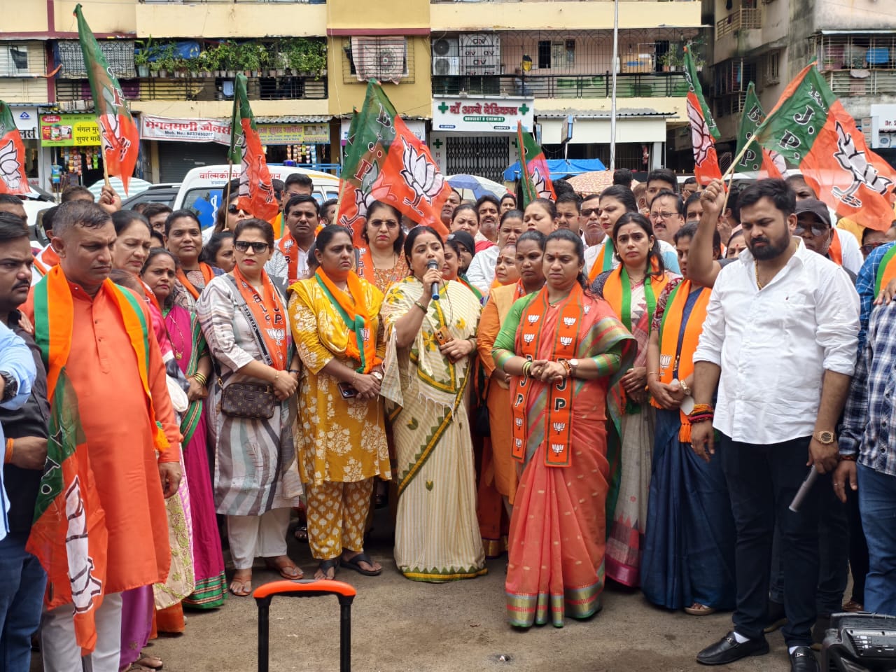 प्रदर्शन के दौरान भाजपा की महिला कार्यकर्ता। प्रदर्शन के दौरान भाजपा की महिला कार्यकर्ता।