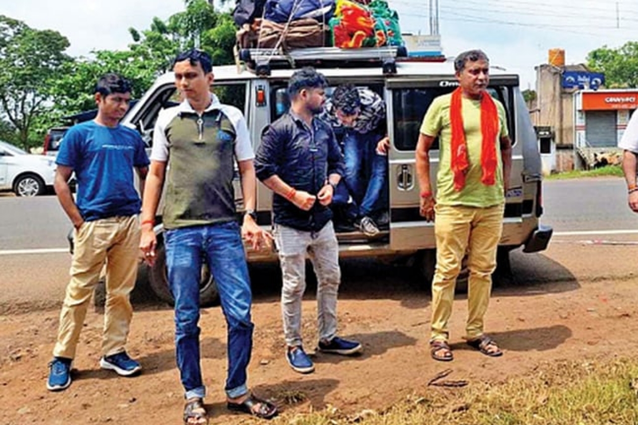 नेपाल से लौटे श्रमिक