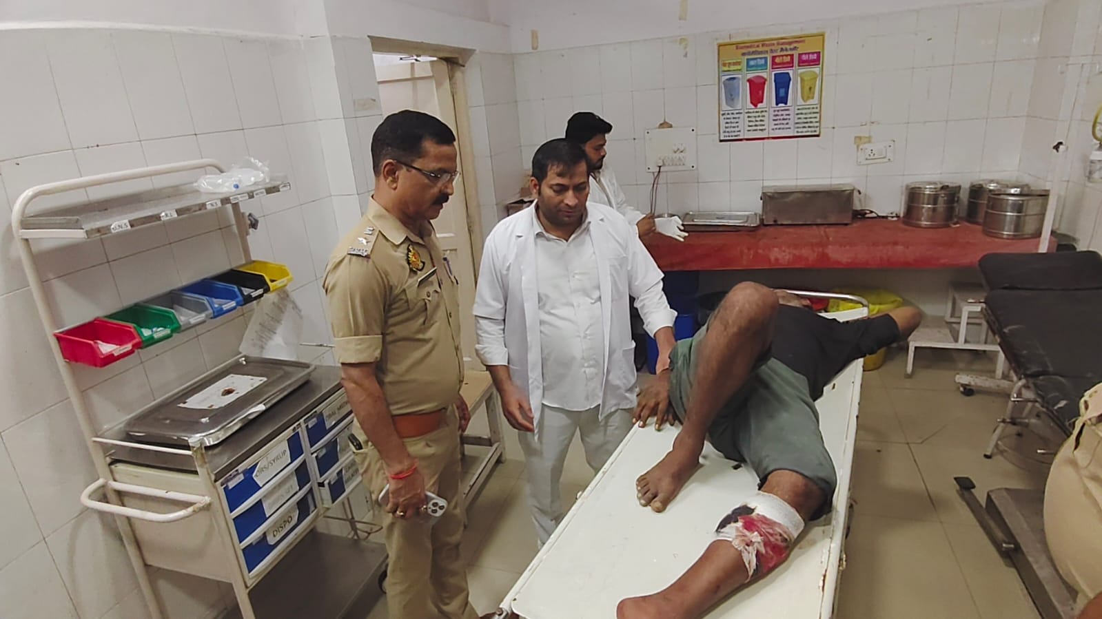 पुलिस मुठभेड़ में पैर में गोली लगने के बाद घायल कुख्यात गोतस्कर से  पूछताछ करते पुलिस अधीक्षक नगर कुमार रणविजय सिंह।