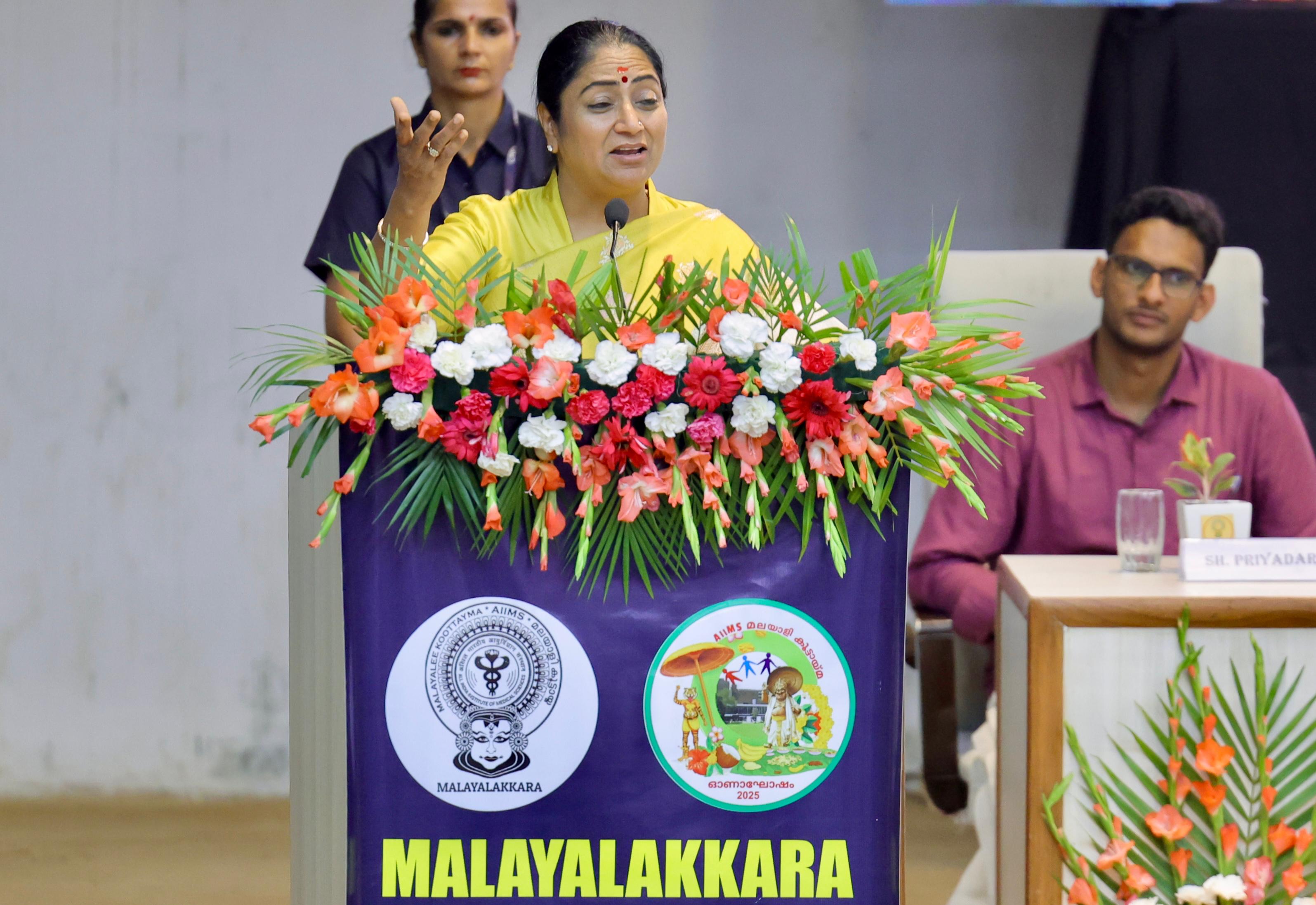 जेएलएन ऑडिटोरियम एम्स परिसर में आयोजित ओणम पन्नोनम 2025 उत्सव को संबोधित करती मुख्यमंत्री रेखा गुप्ता