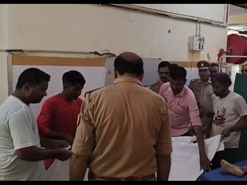 जिला अस्पताल में इलाज करते डॉक्टर जिला अस्पताल में इलाज करते डॉक्टर