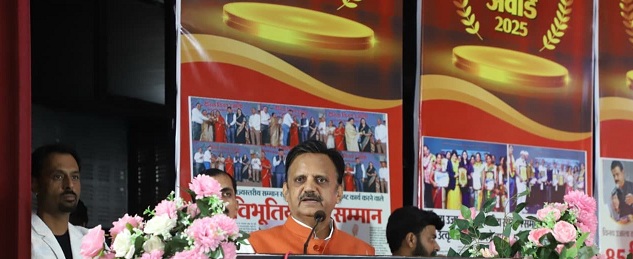 उप मुख्यमंत्री शुक्ल नेशन बिल्डर अवॉर्ड समारोह में हुए शामिल