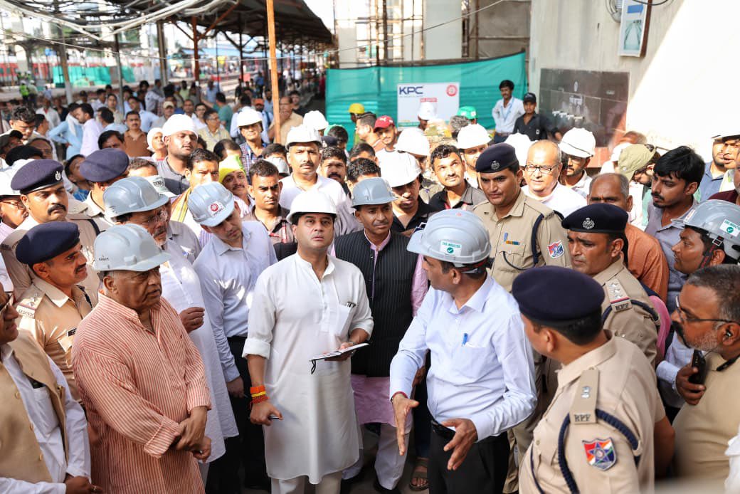 सिंधिया ने ग्वालियर में किया रेलवे स्टेशन का निरीक्षण सिंधिया ने ग्वालियर में किया रेलवे स्टेशन का निरीक्षण