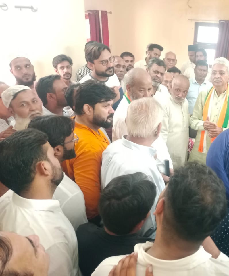 आवेदन देते कांग्रेस कार्यकर्ता