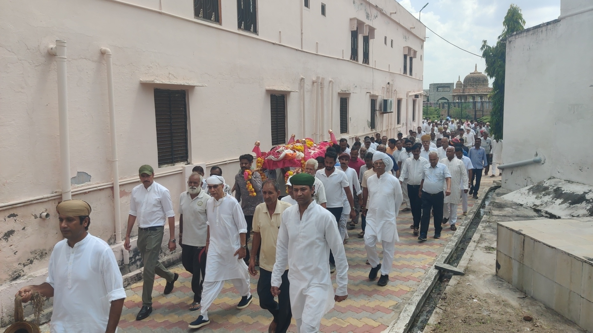 शाहपुरा में राजपरिवार के सदस्य शत्रुजीत सिंह का निधन, अंतिम यात्रा में उमड़ा जनसैलाब