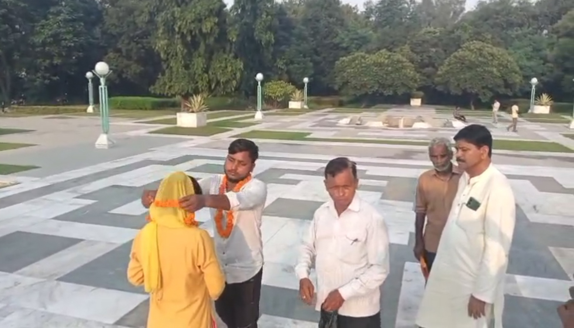 वरमाला के साथ शादी करने की फोटो वरमाला के साथ शादी करने की फोटो