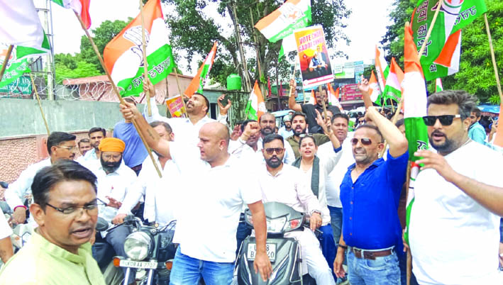 बाइक रैली निकालते हुए बाइक रैली निकालते हुए