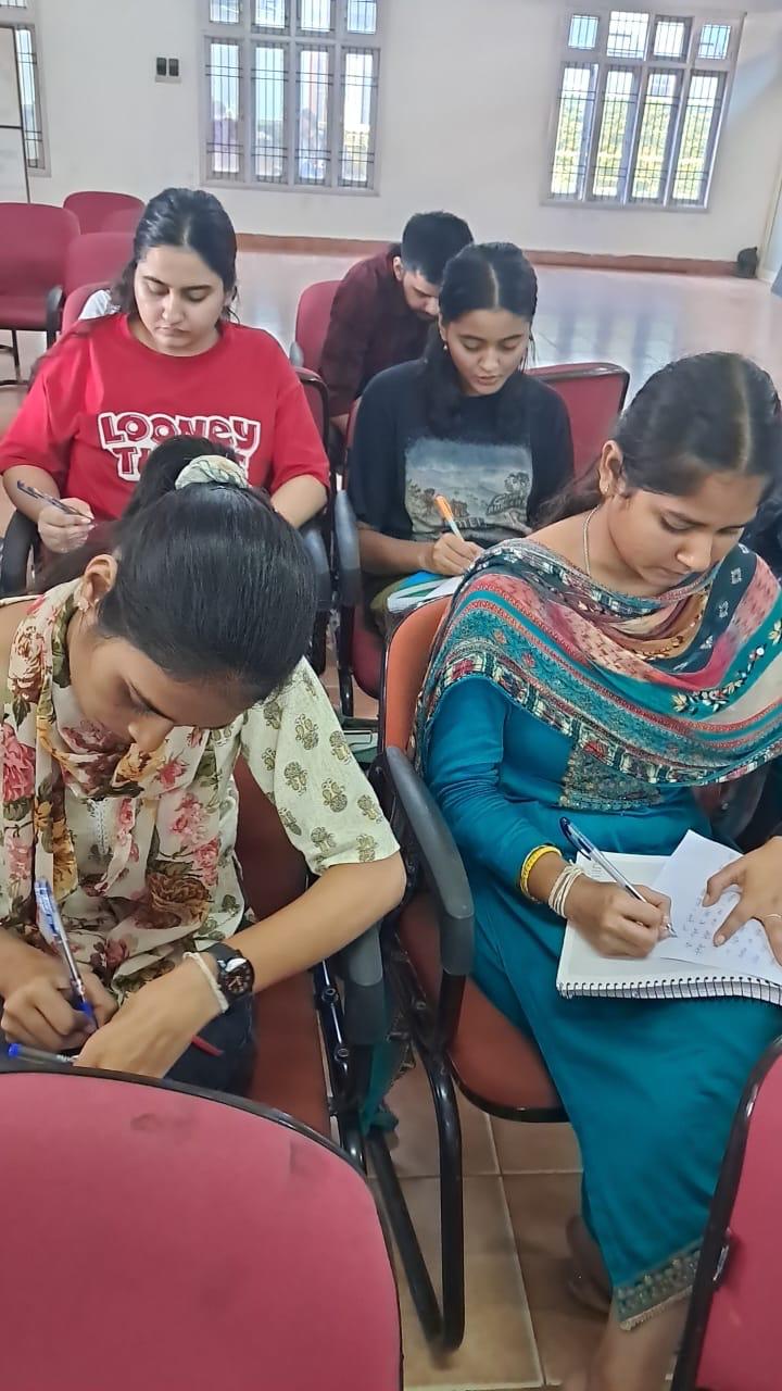हिंदी दिवस पर आयोजित कार्यक्रम के दौरान लेखन प्रतियोगिता में हिस्सा ले रहे छात्र।। हिंदी दिवस पर आयोजित कार्यक्रम के दौरान लेखन प्रतियोगिता में हिस्सा ले रहे छात्र।।