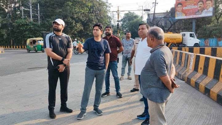 इंदौरः निगम आयुक्त ने लिया शहर की सफाई व्यवस्था का जायजा इंदौरः निगम आयुक्त ने लिया शहर की सफाई व्यवस्था का जायजा