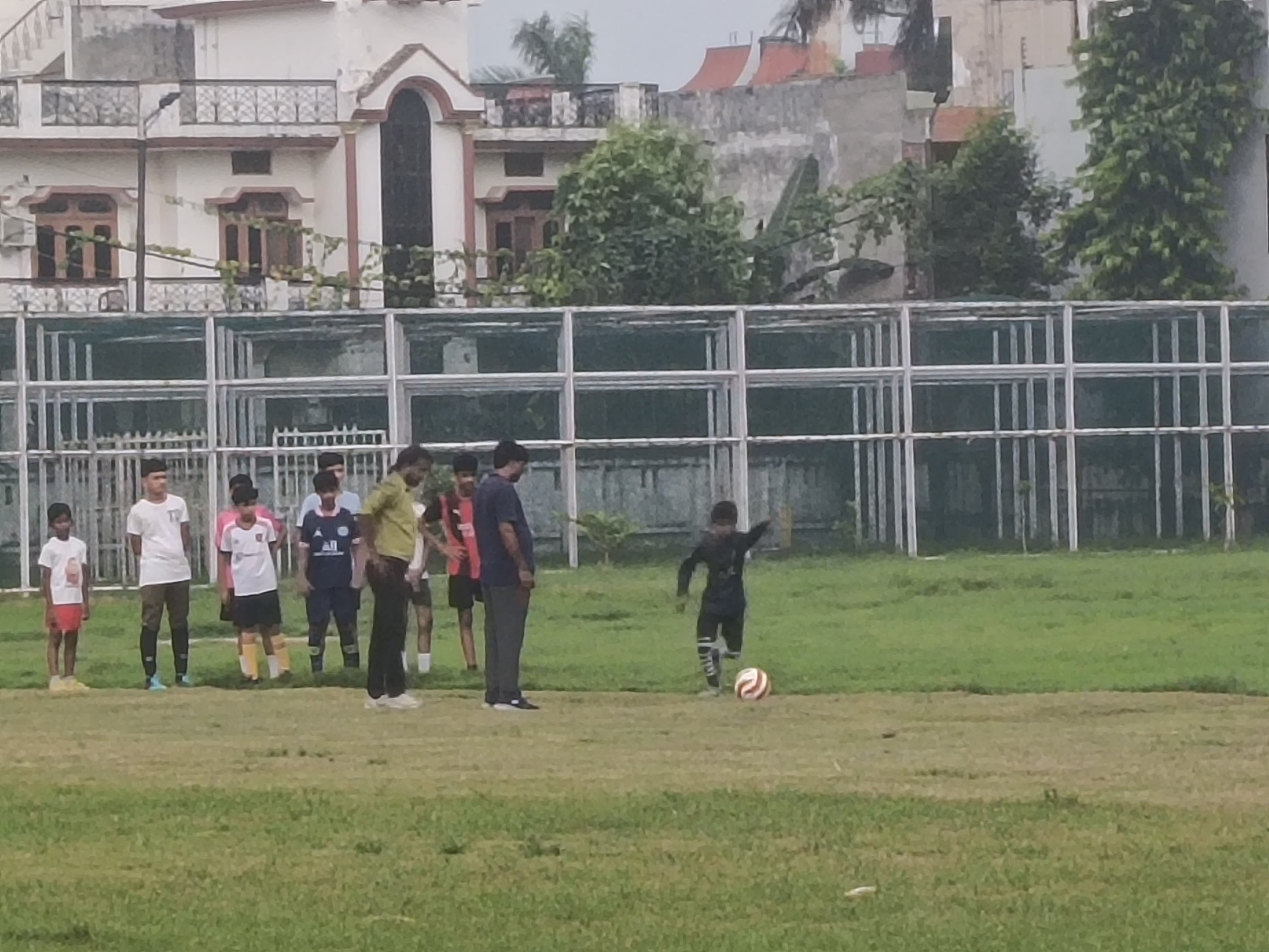 सब जूनियर बालक वर्ग अंतर मंडलीय प्रदेश स्तरीय फुटबाल चैंपियनशिप के लिए ट्रायल देते खिलाड़ी।