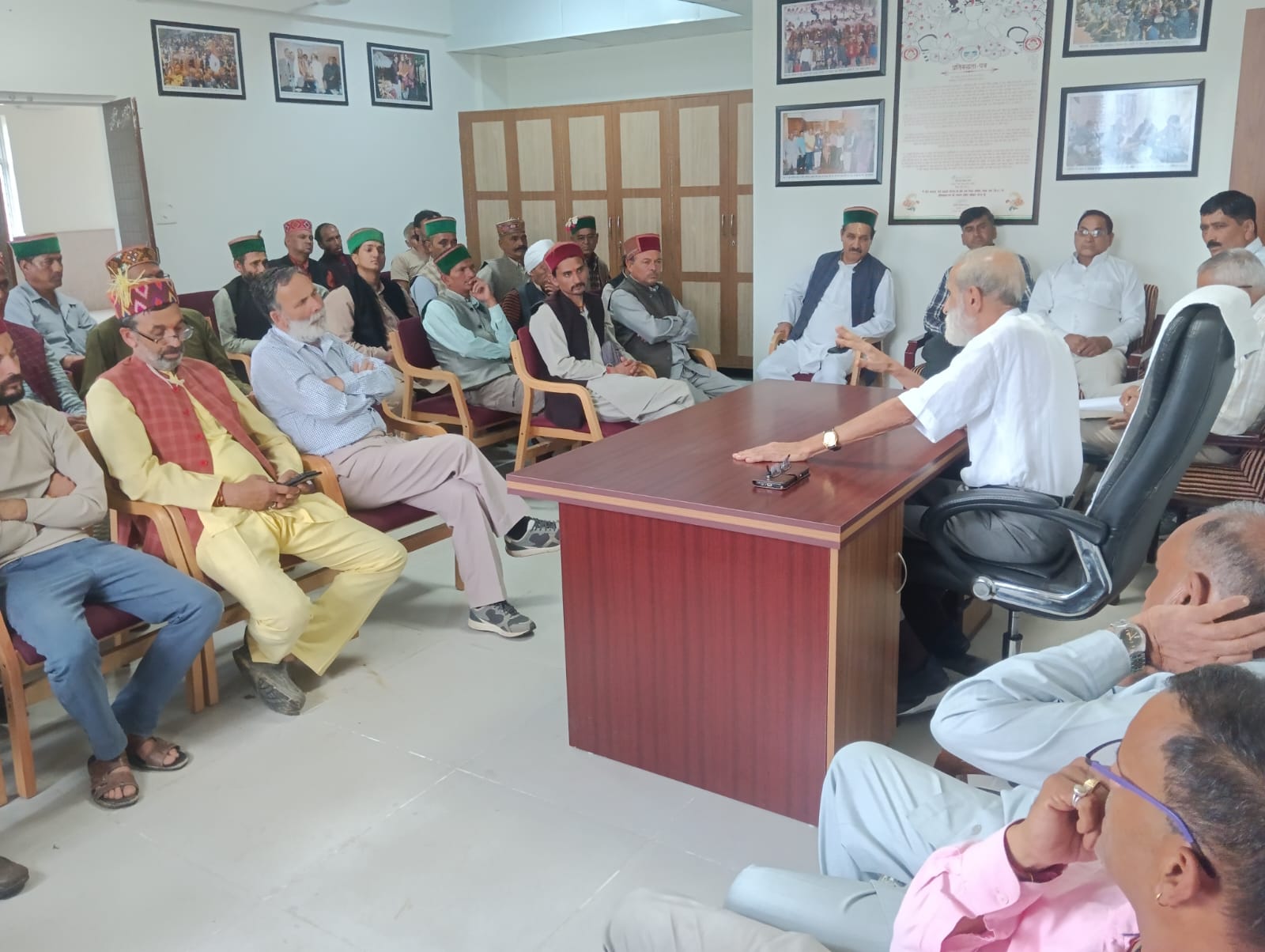 सर्वदेवता सेवा समिति की बैठक में कारदारों को संबोधित करते हुए शिवपाल शर्मा।