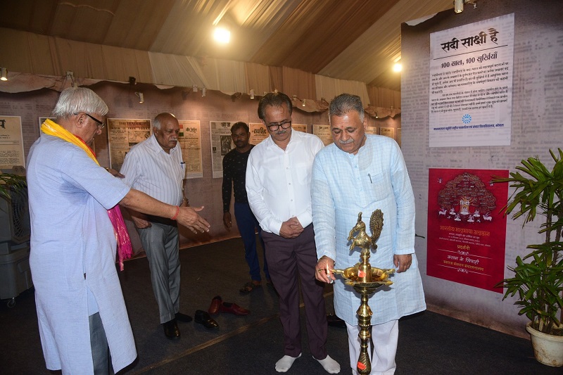 रविन्द्र भवन में विमर्श कार्यक्रम का शुभारंभ करते हुए मंत्री इन्दर सिंह परमार
