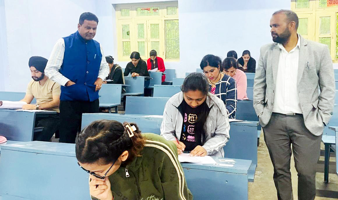 डीएसबी परिसर में आयोजित उत्तराखंड राज्य बीएड संयुक्त प्रवेश परीक्षा-2025 देते परीक्षार्थी।