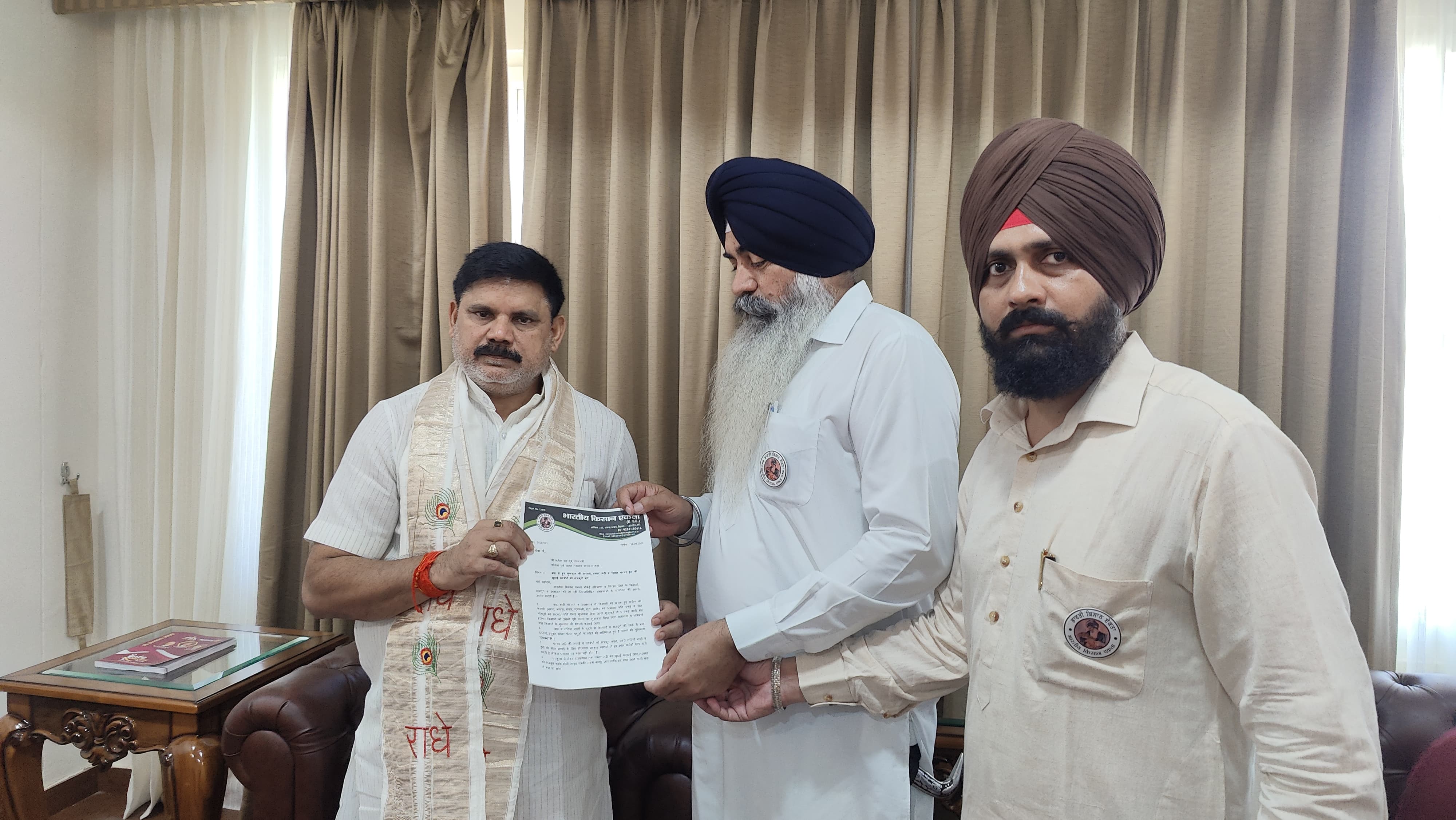 केंद्रीय राज्यमंत्री सतीश चंद्र दूबे को ज्ञापन सौंपते किसान नेता लखविंद्र सिंह।