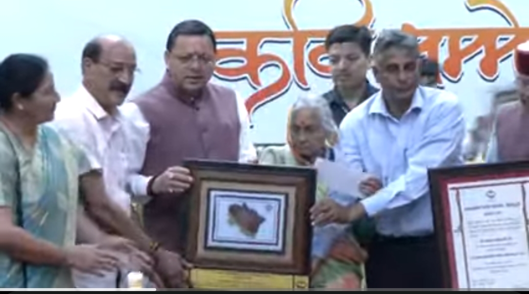 मुख्यमंत्री ‘उत्तराखंड दीर्घकालीन साहित्य सेवी सम्मान समारोह कार्यक्रम में सम्मानित करते।’
