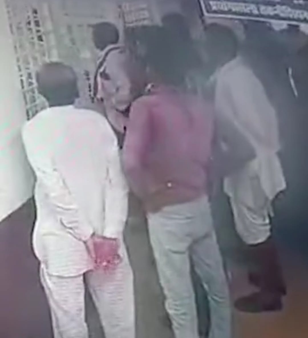 के साथ मारपीट कर फाड़े कपड़े, केस दर्ज के साथ मारपीट कर फाड़े कपड़े, केस दर्ज