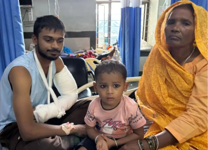 अपने परिजनो के साथ घायल दानिश
