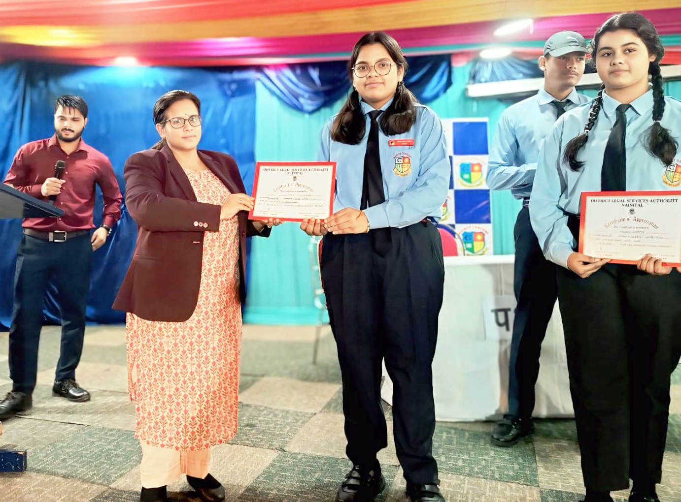 प्रतियोगिताओं के विजेताओं को पुरस्कृत करतीं में जिला विधिक सेवा प्राधिकरण की सचिव पारुल थपलियाल।
