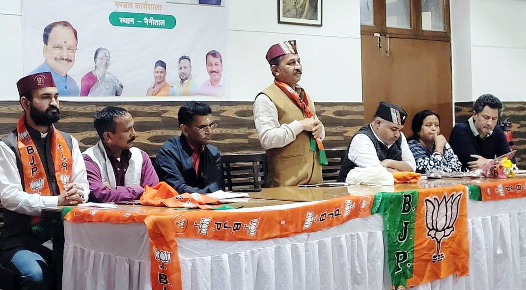 भाजपा के कार्यक्रम में सेवा पखवाड़े की जानकारी देते जिलाध्यक्ष प्रताप बिष्ट।