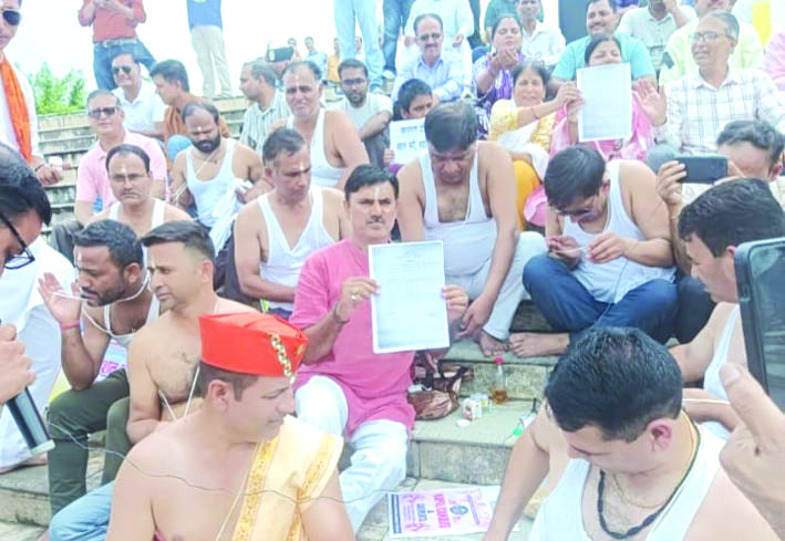 तर्पण के दौरान शिक्षक