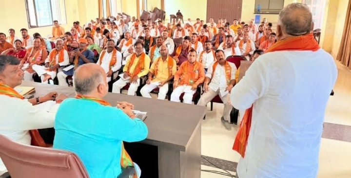 भाजपा क्षेत्रीय कार्यालय पर बैठक करते पदाधिकारी
