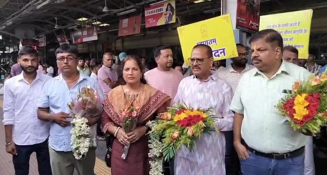 स्वागत के लिए खड़े लोग स्वागत के लिए खड़े लोग