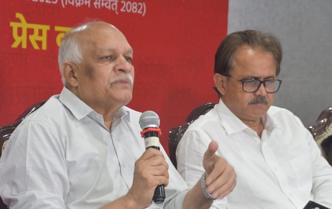 न्यासी सचिव श्रीराम तिवारी जानकारी देते हुए न्यासी सचिव श्रीराम तिवारी जानकारी देते हुए