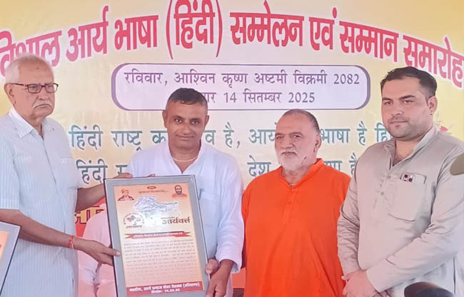सोनीपत: सत्याग्रही स्व चौ जयलाल के पौत्र कपिल देव, भैंसवाल के सत्याग्रही वेदप्रकाश को सम्मान देते हुए