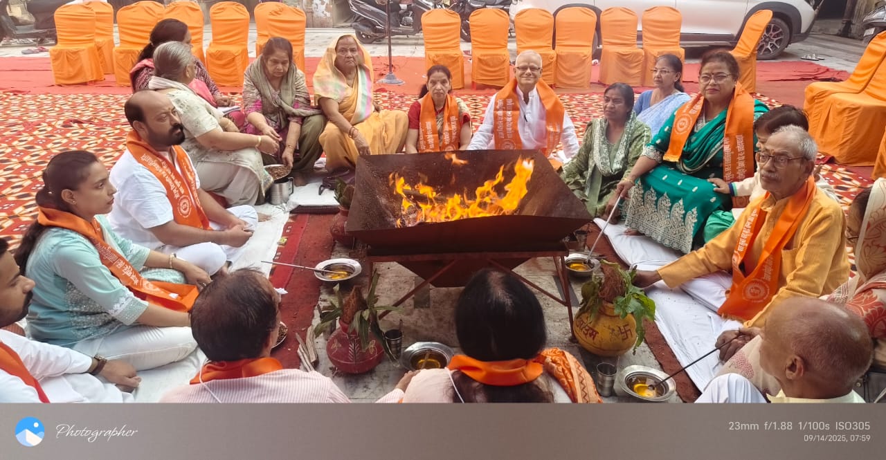 वेद प्रचार मंडल मुरादाबाद के 30 वें वार्षिकोत्सव के द्वितीय दिवस पर गुलजारीमल धर्मशाला में सामवेद परायण यज्ञ में आहुति देते श्रद्धालु।