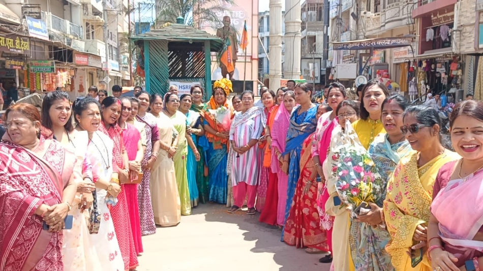 शहर के घड़ी चौक में भाजपा महिला मोर्चा की प्रदेश अध्यक्ष विभा अवस्थी का स्वागत करते हुए पदाधिकारी एवं कार्यकर्ता।