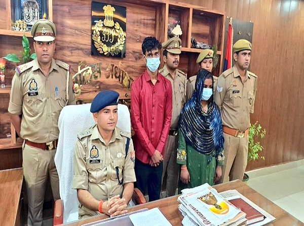 घटना का खुलासा करते पुलिस अधीक्षक, पकड़े गए आरोपित
