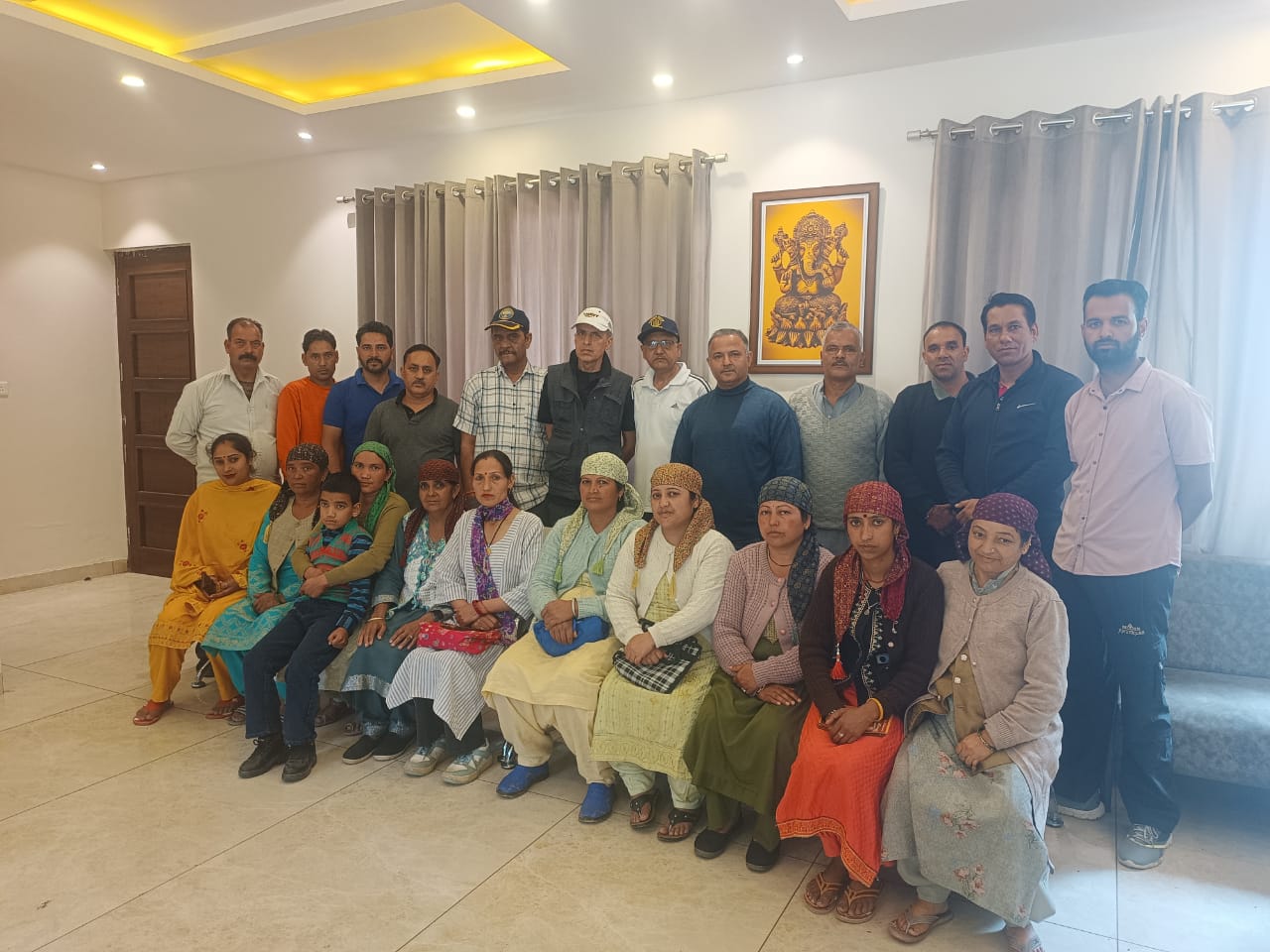 बाढ़ पीड़ितों की मदद में उठे हाथ। बाढ़ पीड़ितों की मदद में उठे हाथ।