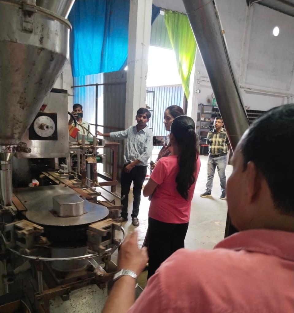*विश्वविद्यालय के गृह विज्ञान विभाग की एम.एससी. फूड टेक्नोलॉजी की छात्राओं का नौतनवां स्थित मसाला फैक्ट्री का शैक्षिक भ्रमण*