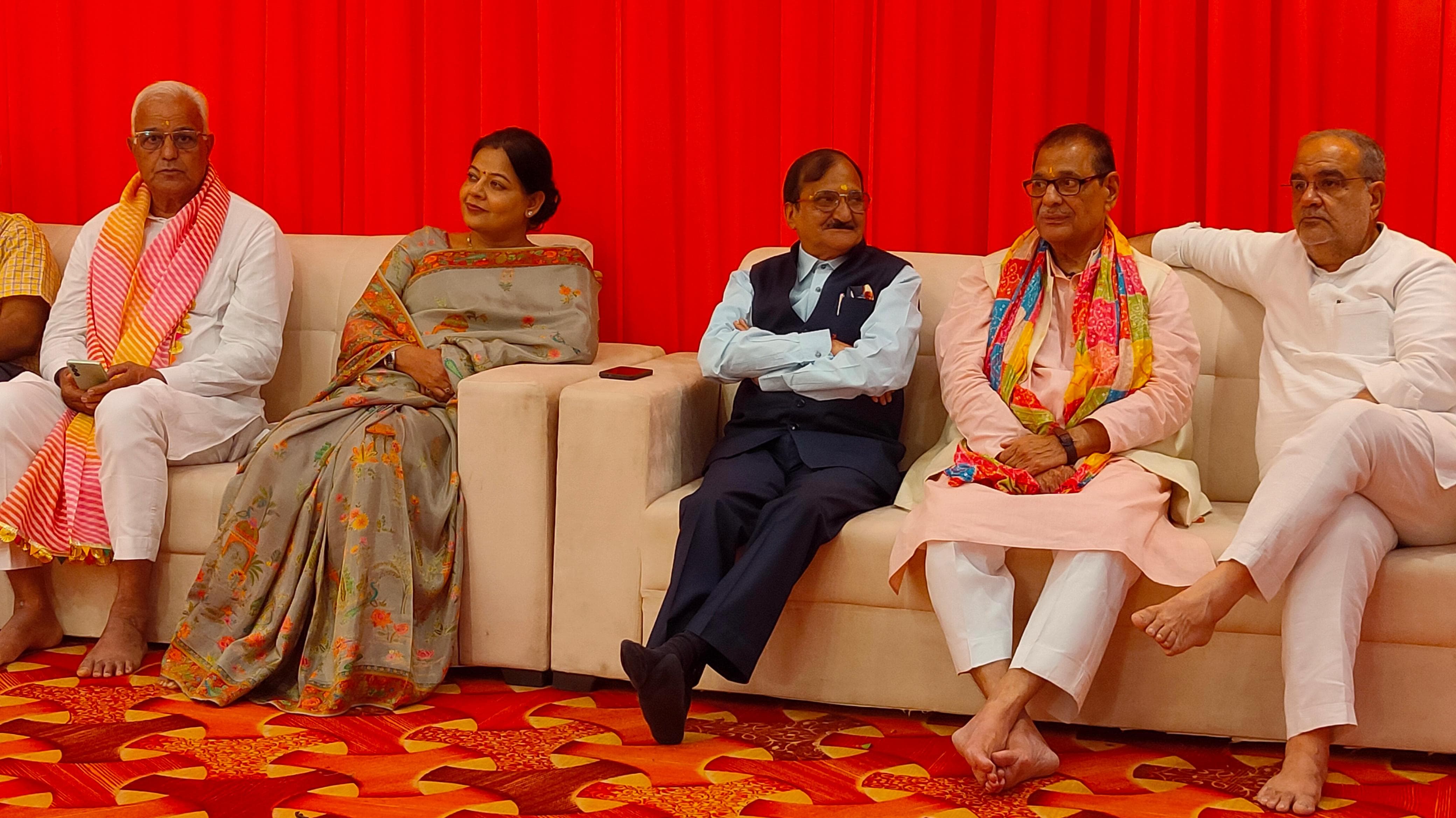 राही होटल में श्रीमद् भागवत कथा का रसपान करते भाजपा प्रदेश अध्यक्ष चौधरी भूपेंद्र सिंह, एमएलसी डॉ जयपाल सिंह व्यस्त, महापौर विनोद अग्रवाल आदि। राही होटल में श्रीमद् भागवत कथा का रसपान करते भाजपा प्रदेश अध्यक्ष चौधरी भूपेंद्र सिंह, एमएलसी डॉ जयपाल सिंह व्यस्त, महापौर विनोद अग्रवाल आदि।