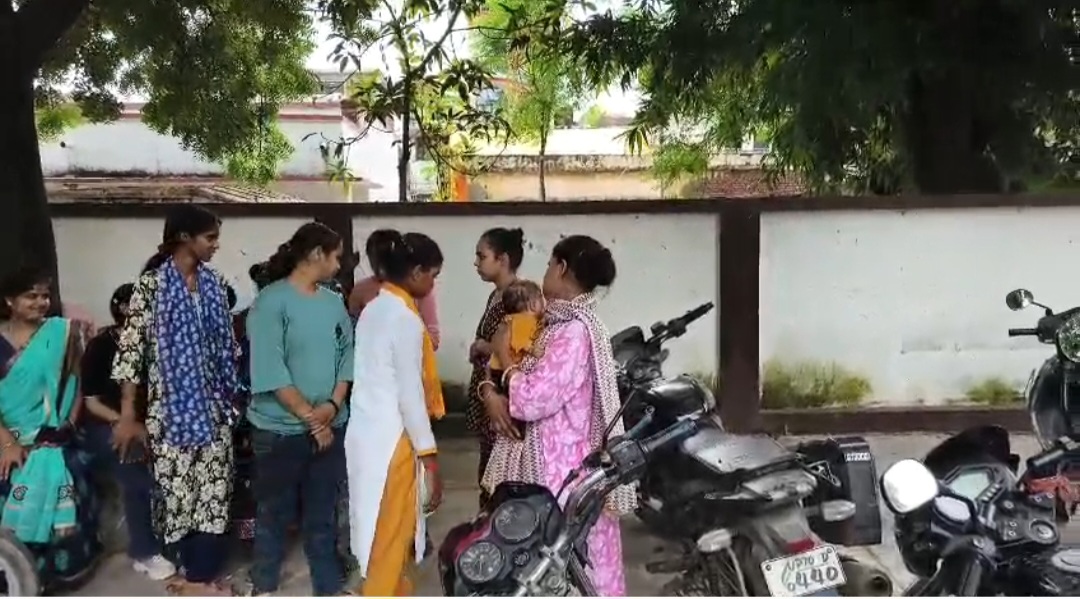 छोटे बच्चों को गोद में लेकर शिकायत करने पहुंची कोतवाली