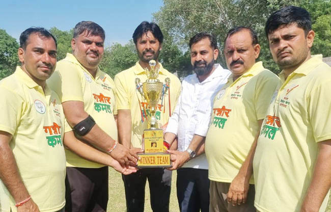 सोनीपत: गन्नौर विधान सभा की विजेता टीम  के कप्तान नीरज ठरु ट्राफी के साथ