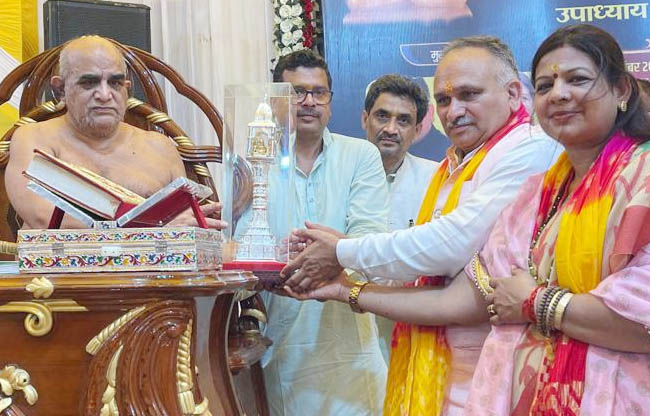 सोनीपत: उपाध्याय गुप्ति सागर महाराज पूर्व मंत्री कविता जैन महापौर राजीव जैन केा आशीर्वाद देते हुए सोनीपत: उपाध्याय गुप्ति सागर महाराज पूर्व मंत्री कविता जैन महापौर राजीव जैन केा आशीर्वाद देते हुए